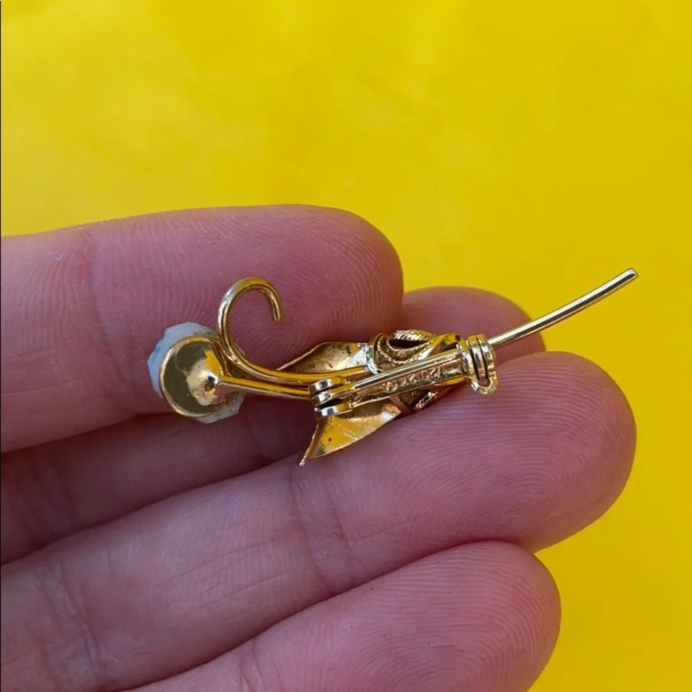 Antique gold brooch with turquoise